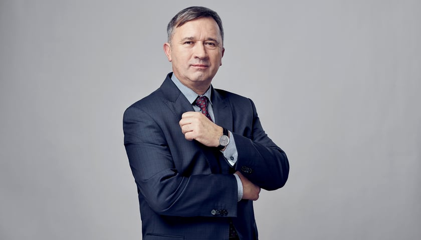 Prof. Czesław Zając, rektor Uniwersytetu Ekonomicznego we Wrocławiu na lata 2024-2028. Na zdjęciu elegancji mężczyzna w garniturze