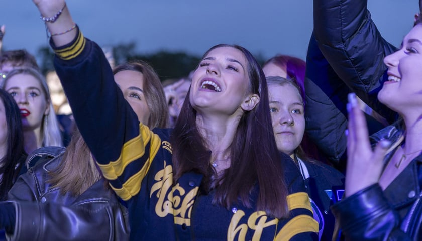 Studenci podczas juwenaliowego koncertu na Polach Osobowickich (11.05.2024)