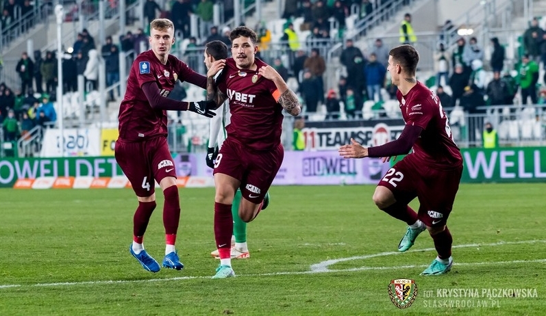 Erik Exposito i piłkarze Ślaska cieszą się po bramce zdobytej w Radomiu, podczas jesiennego meczu z Radomiakiem (1:0)