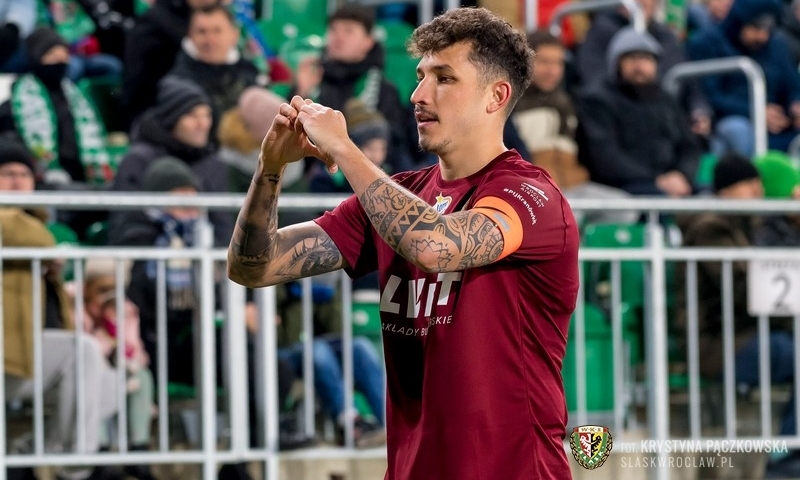 Erik Exposito cieszy się po bramce zdobytej w ostatnim meczu z Radomiakiem