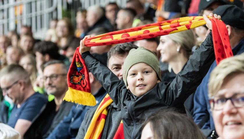 Kibice podczas meczu Betard Sparta Wrocław - Unia Leszno. Na zdjęciu chłopiec trzyma szalik Sparty