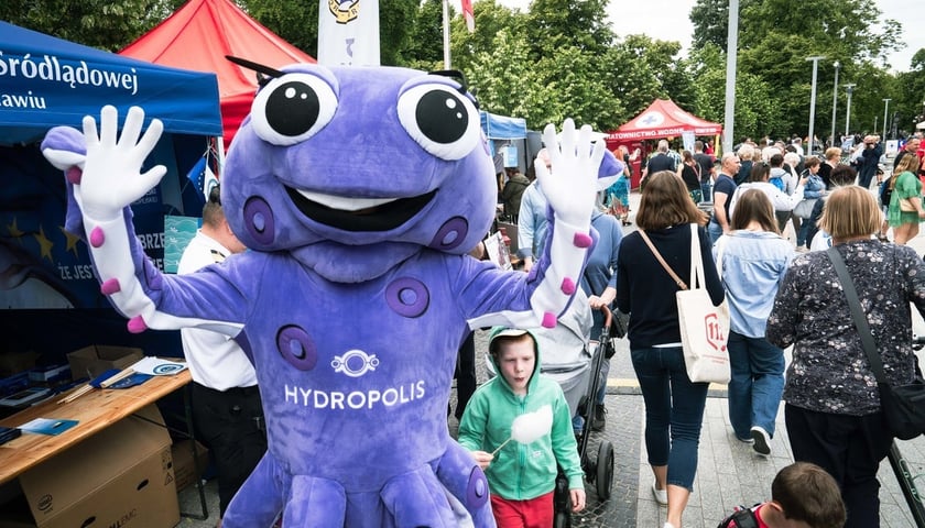 Dni Odry 2024 i Piknik Nadodrzański na bulwarze Dunikowskiego. Maskotka ośmiornica, w tle tłumy odwiedzających