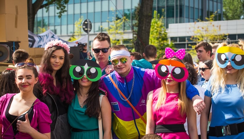 Młodzi ludzie ubrani w kolorowe stroje z wielkimi okularami (pochód juwenaliowy, Wrocław 2017) - zdjęcie ilustracyjne