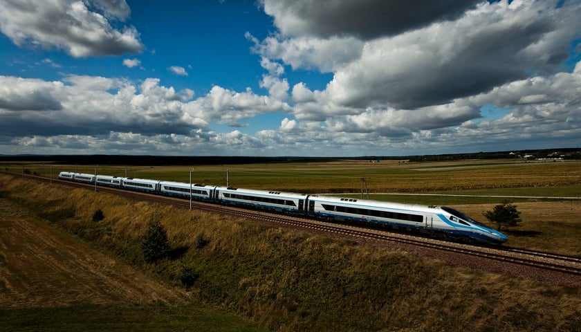 Pociąg PKP InterCity jadący przez pole