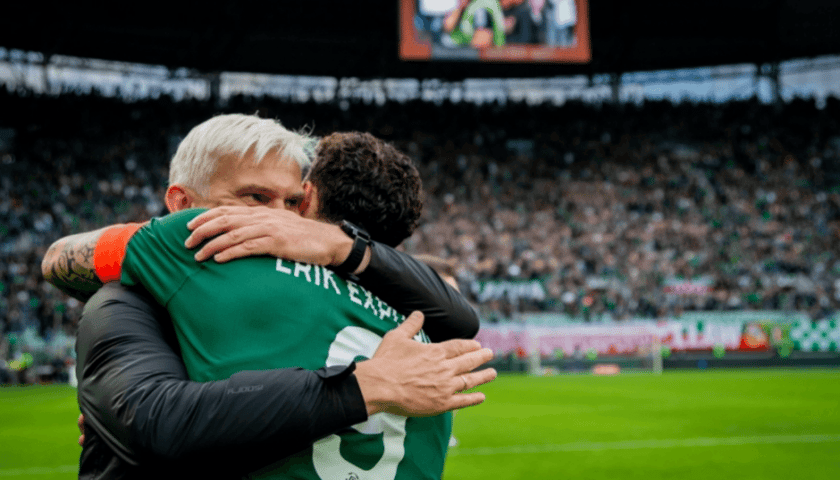 Jacek Magiera w uścisku z Erikiem Exposito po zwycięskim meczu Śląska Wrocław z Radomiakiem