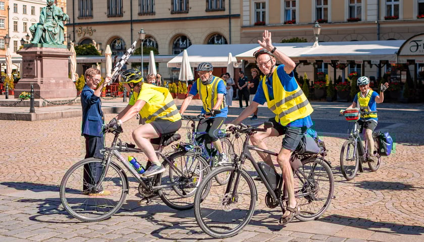 <p>Rowerzyści z&nbsp;Koła Przyjaci&oacute;ł Erlangen-H&ouml;chstadt/Tarnowskie G&oacute;ry (Tarnowitz) e.V. we Wrocławiu</p>