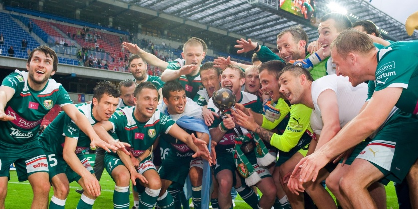 Mistrzowska drużyna Śląska z pucharem za sezon 2011/2012