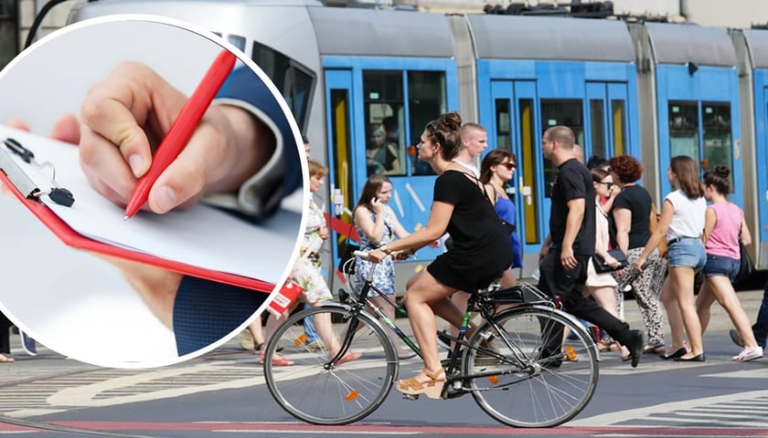 Kolaż dwóch zdjęć. W tle tramwaj, rowerzystka oraz piesi na przejściu. W kółku wypełniana długopisem ankieta. Zdjęcia ilustracyjne