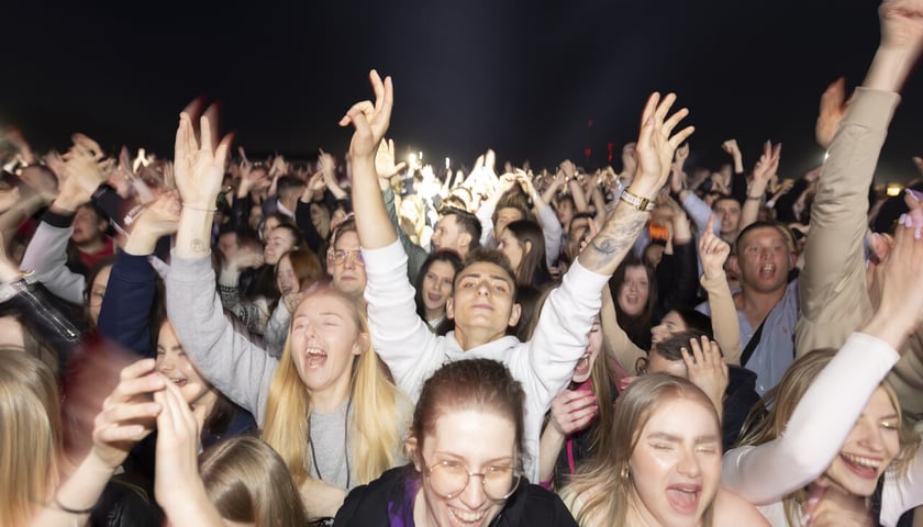 Tłum bawiącej się na koncercie młodzieży (Juwenalia 2023)