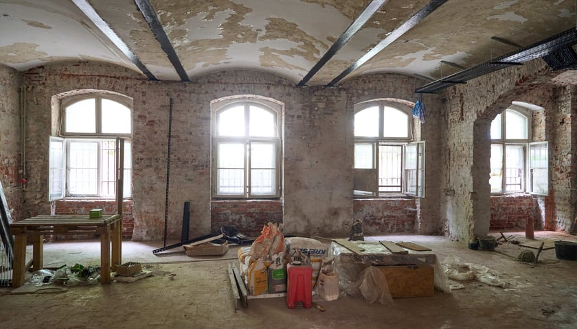 Budowa hotelu Arche Klasztor Wrocław w gmachu przy Kasprowicza, 9 maja 2024