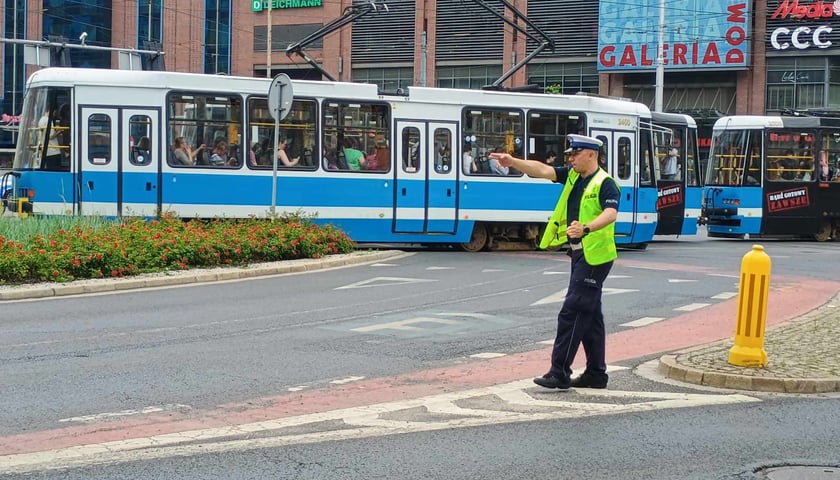 Policjant kierujący ruchem na pl. Dominikańskim