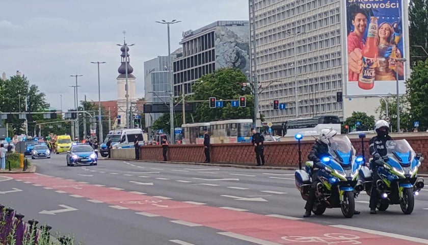 Policja kierująca ruchem na pl. Dominikańskim
