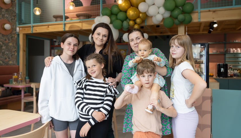 Od lewej: mama Ania z córkami Leną i Hanią oraz Ela z córkami Marysią, Martą i synem Miłoszem