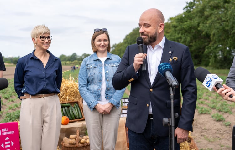Farma Miejska z eko warzywami dla najmłodszych wrocławian. Na zdjęciu od lewej: Katarzyna Szymczak-Pomianowska, dyrektorka Departamentu Zrównoważonego Rozwoju, Ewa Żmuda, dyrektorka Wrocławskiego Centrum Integracji, Jacek Sutryk, prezydent Wrocławia