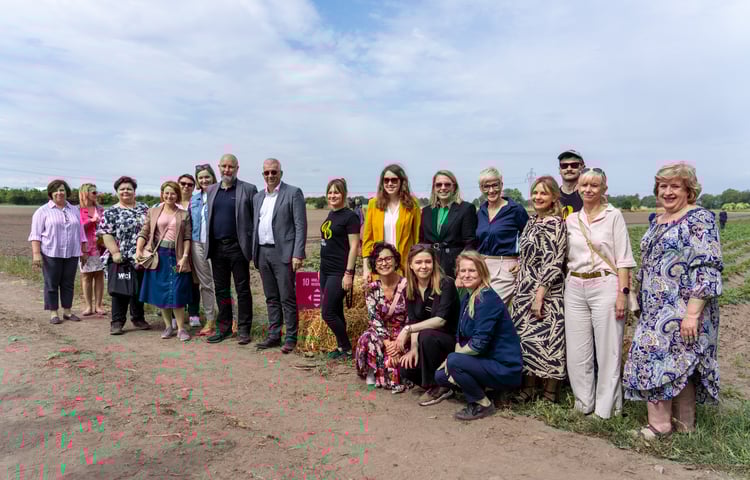 Projekt Farma Miejska jest realizowany jest przez Departament Zrównoważonego Rozwoju we współpracy z Uniwersytetem Przyrodniczym we Wrocławiu, a także: Departamentem Spraw Społecznych UMW, Wrocławskim Centrum Integracji, Wrocławskim Zespołem Żłobków, Biurem Współpracy z Uczelniami Wyższymi UMW, Fundacją Mniej Więcej oraz partnerem biznesowym – firmą InPost, która wspierać będzie działania edukacyjne.