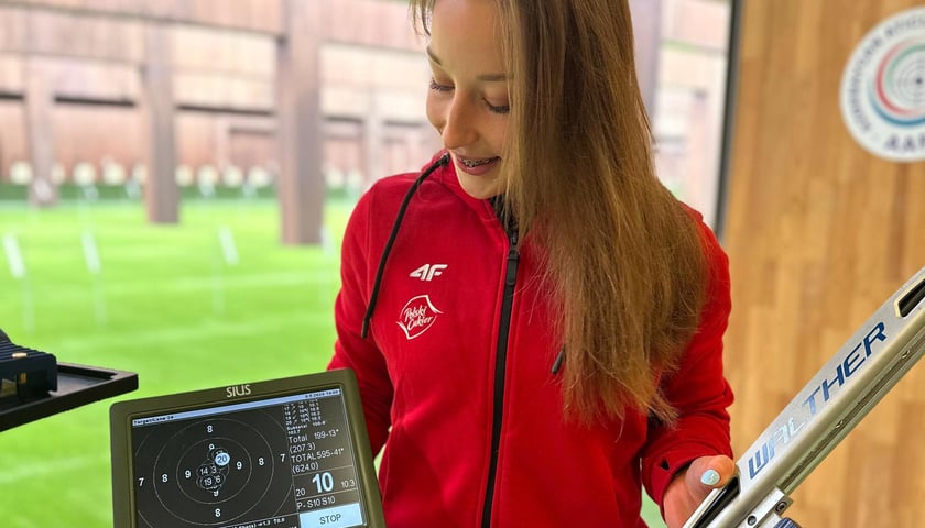 Uśmiechnięta Julia Piotrowska (WKS Śląsk Wrocław) na strzelnicy w Baku