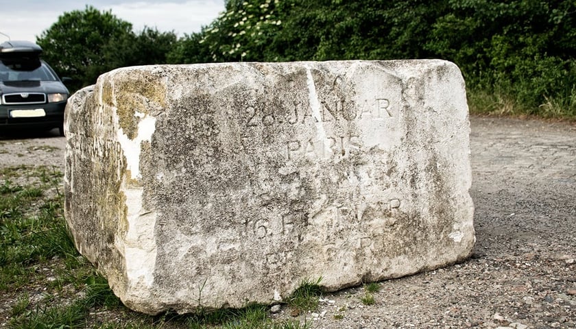Fragment pomnika odnaleziony na Muchoborze Wielkim