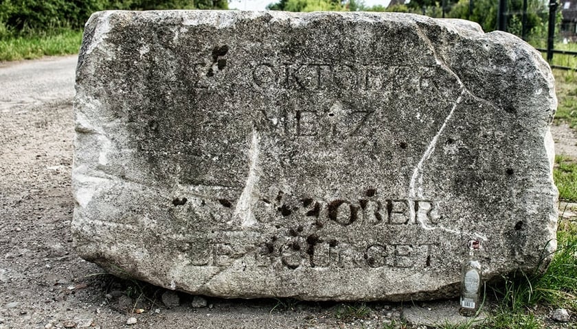 Fragment pomnika odnaleziony na Muchoborze Wielkim