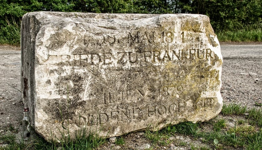 Fragment pomnika odnaleziony na Muchoborze Wielkim