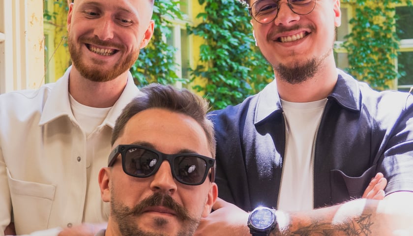 Założyciele aplikacji Mniah! to przyjaciele. Na zdjęciu od lewej strony u góry: Marcin Malak i Łukasz Werecik, na dole: Wiktor Jaworski