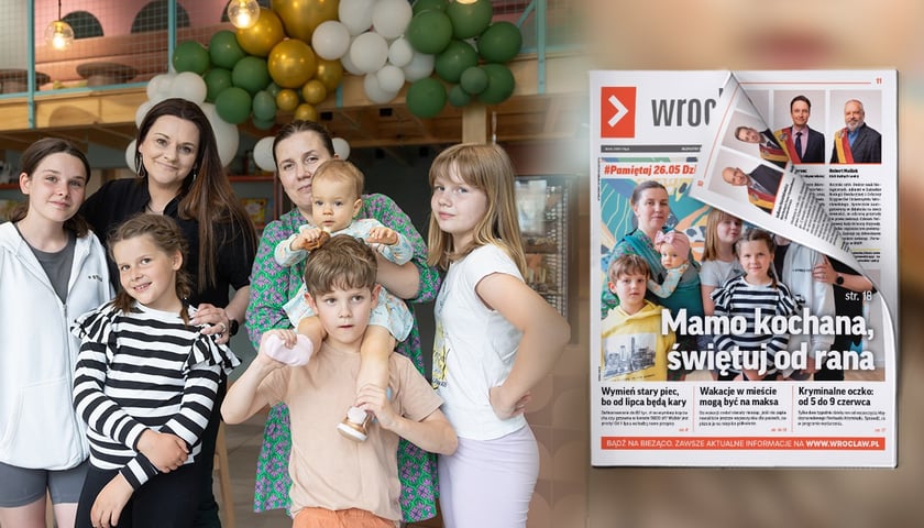 Dwie kobiety z pięciorgiem dzieci - najmłodsze na rękach swojej mamy