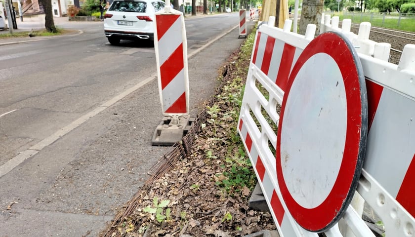 W piątkową noc część ul. Olszewskiego zostanie zamknięta dla ruchu w kierunku centrum miasta. Na zdjęciu widać przygotowane oznakowanie drogi na czas remontu. 