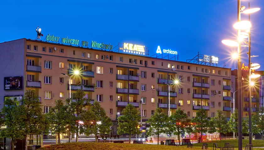<p>Wieczorny widok na budynek z neonem&nbsp;&bdquo;dobry wiecz&oacute;r we Wrocławiu&rdquo;, maj 2023</p>