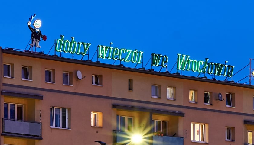 Wieczorny widok na budynek z neonem „dobry wieczór we Wrocławiu”, maj 2023