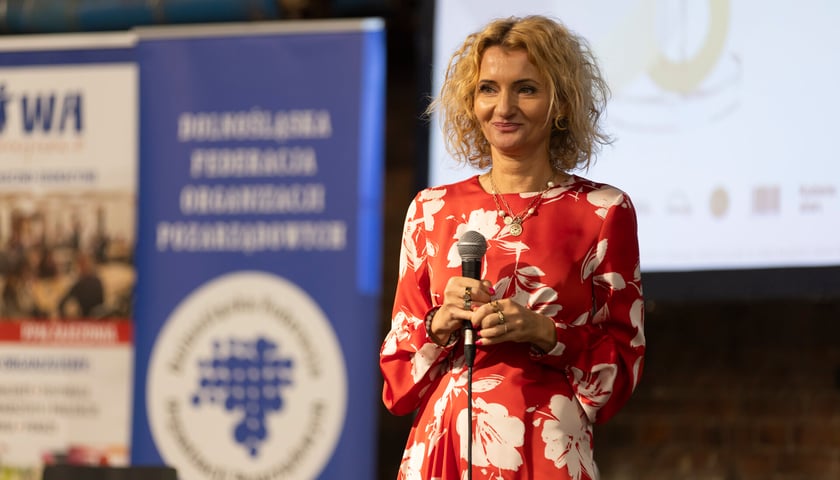 Maria Lewandowska-Mika, dyrektorka Dolnośląskiej Federacji Organizacji Pozarządowych (DFOP) podczas Kongresu Wrocławskich NGO w 2023 roku. Zdjęcie archiwalne