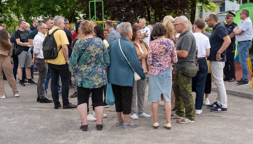 Spotkanie mieszkańców osiedla Kuźniki z prezydentem Wrocławia, Jackiem Sutrykiem