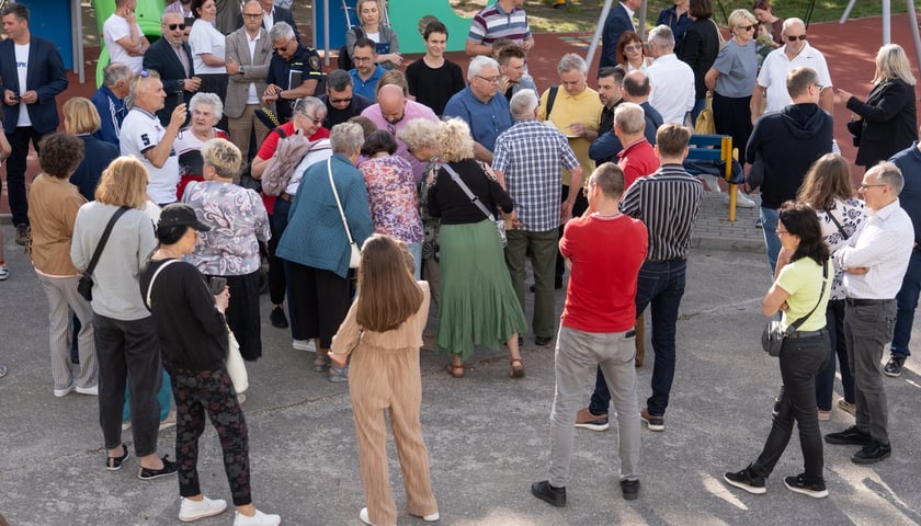 Spotkanie mieszkańców osiedla Kuźniki z prezydentem Wrocławia, Jackiem Sutrykiem