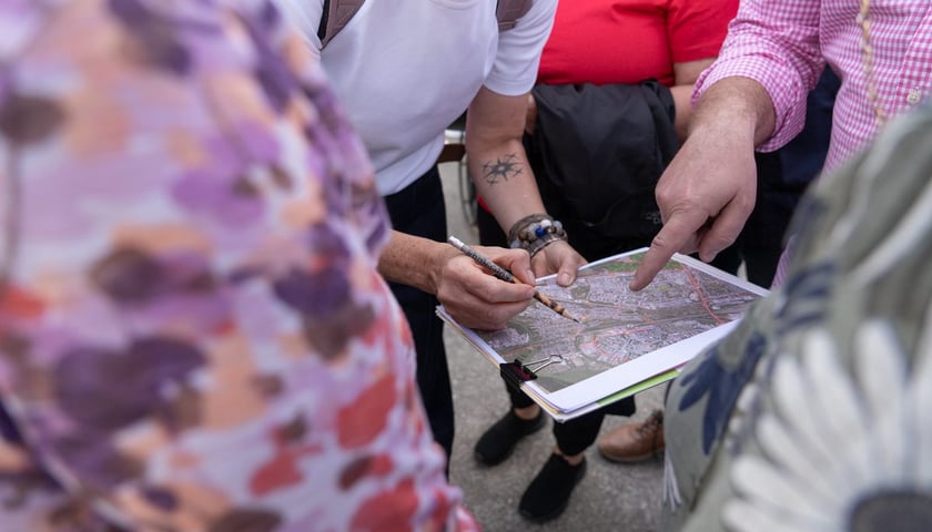 Spotkanie mieszkańców osiedla Kuźniki z prezydentem Wrocławia, Jackiem Sutrykiem