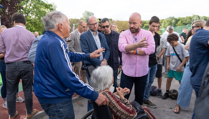Spotkanie mieszkańców osiedla Kuźniki z prezydentem Wrocławia, Jackiem Sutrykiem