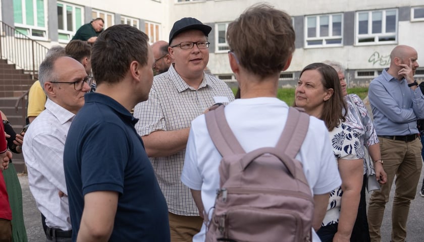 Spotkanie mieszkańców osiedla Kuźniki z prezydentem Wrocławia, Jackiem Sutrykiem