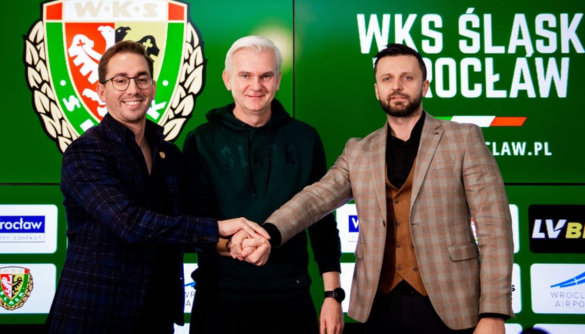 Jacek Magiera (w środku)  tuż po przedłużeniu kontraktu ze Śląskiem do końca czerwca 2026 roku. Obok dyrektor sportowy David Balda oraz prezes Patryk Załęczny