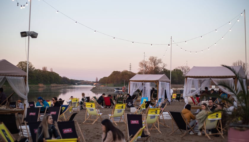 Na zdjęciu Prosto z Mostu Beach Bar we Wrocławiu. Sprawdź, gdzie jeszcze można spędzić wolny czas w plenerze!