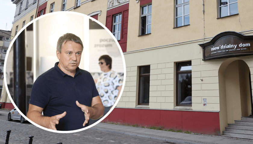 Kolaż dwóch zdjęć: na jednym jest wejście do Niewidzialnego Domu, na drugim - w kółku -widać jego twórcę, Artura Kasprowicza, oraz przewodniczkę, Ludmiłę.