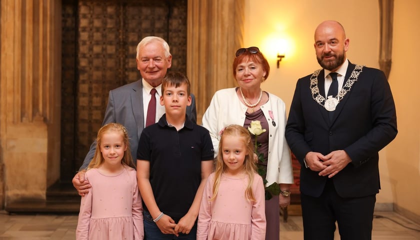 Uczestnicy uroczystości dla par obchodzących Złote Gody w Ratuszu we Wrocławiu