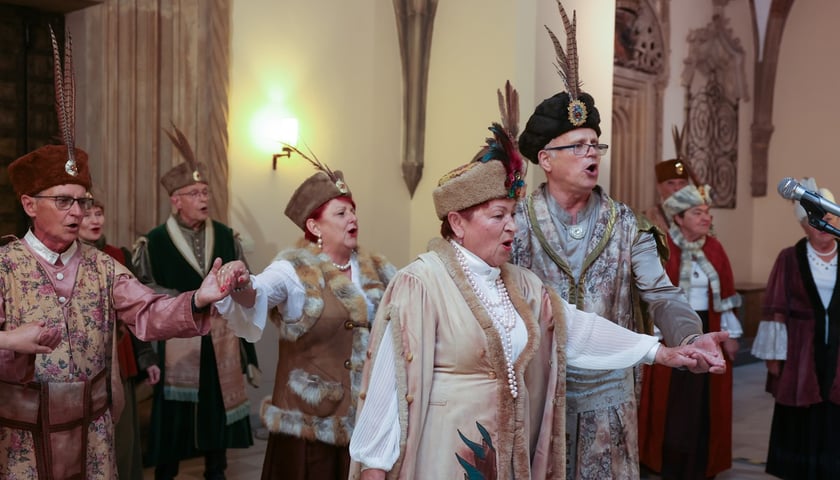 Uczestnicy uroczystości dla par obchodzących Złote Gody w Ratuszu we Wrocławiu