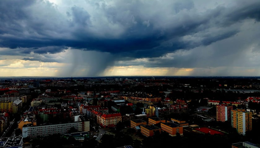 Zdjęcie Czytelnika opublikowane pod postem wroclaw.pl na Facebooku przedstawia ciężkie, burzowe chmury nad Wrocławie. 