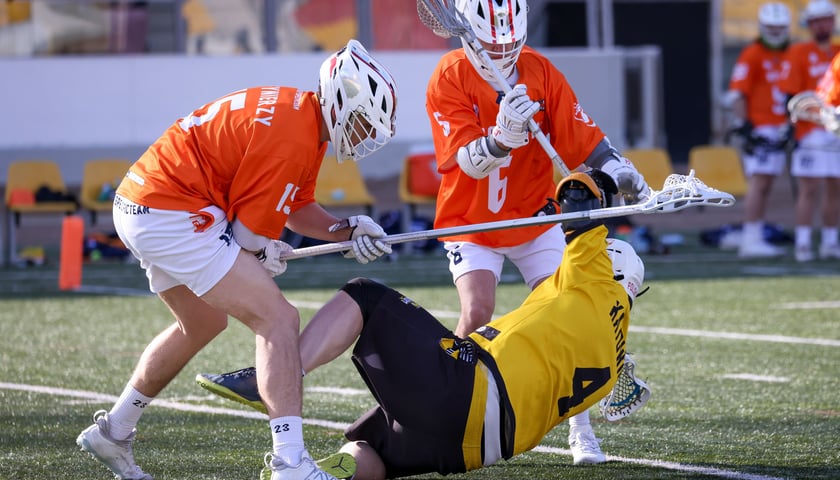 Kosynierzy Wrocław (pomarańczowe stroje) w finale Polskiej Ligi Lacrosse znowu zagrają z odwiecznymi rywalami z Legionu Katowice. W tym sezonie PLL zwycięstwa w bezpośrednich pojedynkach odnieśli już i jedni, i drudzy. 