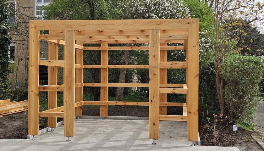 Nowa pergola śmietnikowa na Sępolnie
