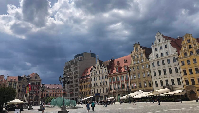 Ciemne chmury nad Rynkiem