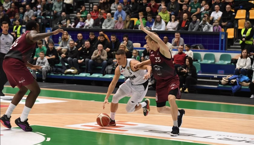 Kozłujący Mateusz Zębski (WKS) i broniący go Karol Gruszecki (Spójnia) w meczu sezonu regularnego w hali Orbita 