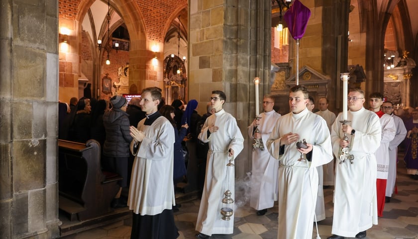 Na zdjęciu procesja w katedrze we Wrocławiu. Zdjęcie ilustracyjne