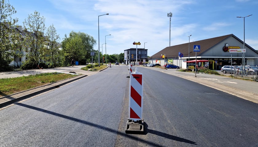 Nowa nawierzchnia na ulicy Królewieckiej już jest. Brakuje tylko znaków poziomych. 