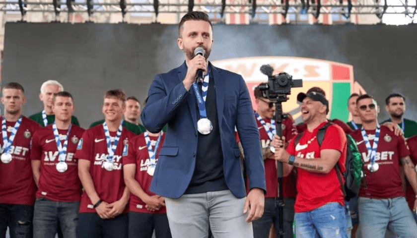 Prezes Śląska Wrocław, Patryk Załęczny, na wrocławskim Rynku, podczas fety z okazji wicemistrzostwa Polski