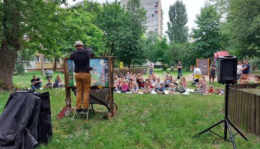 Teatralny Dzień Dziecka na Szczepinie - spektakl w podwórku. Zdjęcie archiwalne z 2022 roku