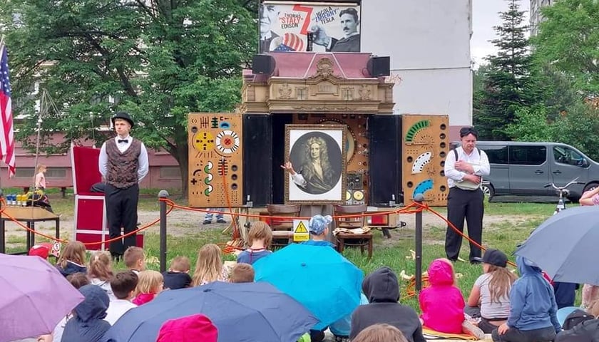 Teatralny Dzień Dziecka na Szczepinie - spektakl w podwórku. Zdjęcie archiwalne z 2022 roku