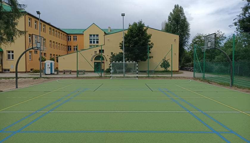 Boisko szkole przy ZSP nr 6 we Wrocławiu po remoncie